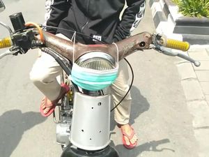 Duh! Pemotor Ini Nyeleneh Pakai Masker di Lampu Motor