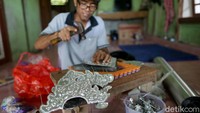 Tujuh tahun berlalu tak terasa lama baginya, ia yang terus berusaha ditengah keterbatasannya itu, bercita-cita melebarkan sayap bisnisnya dengan meminjam KUR dari Bank BRI sebesar Rp 15 Juta untuk membeli bahan baku pembuatan sugu tinggi, seperti alumunium, timah, dan sebagainya.