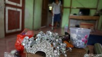 Meski tak mudah, Ade dengan tekun mempelajari pembuatan sugu tinggi. Lambat laun ia semakin cakap membuat sugu tinggi dengan kualitas bagus dan pasar mancanegara pun meliriknya.