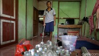 Di tengah keterbatasan akibat kehilangan satu kakinya, Ade tetap tegar dan terus berusaha agar bisa bangkit dan meraih mimpi memiliki kos-kosan untuk di hari tua.