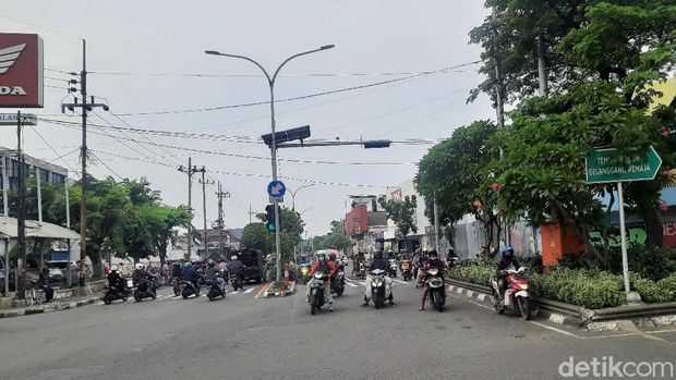 Perilaku Pengendara Motor Saat di Traffic Light yang Bikin Geregetan