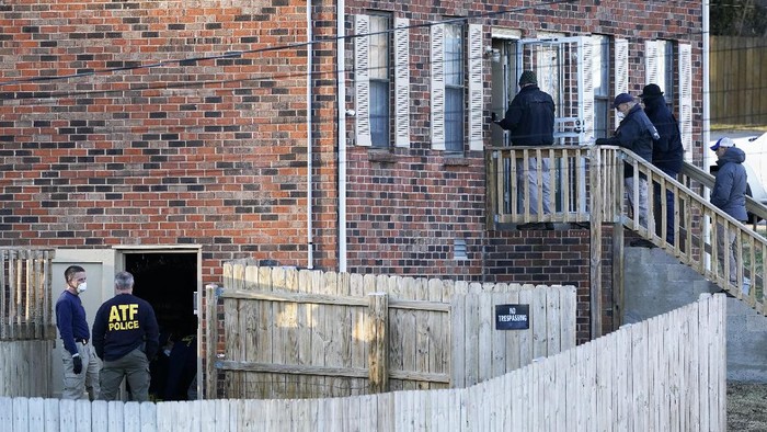 Polisi Geladah Rumah Terkait Ledakan Nashville Investigators remove items from the basement of a home Saturday, Dec. 26, 2020, in Nashville, Tenn. An explosion that shook the largely deserted streets of downtown Nashville early Christmas morning shattered windows, damaged buildings, and wounded three people. Authorities said they believed the blast was intentional. (AP Photo/Mark Humphrey)
