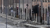 Ledakan itu menyebabkan gedung-gedung sekitar dan permukaan jalan hangus terbakar.