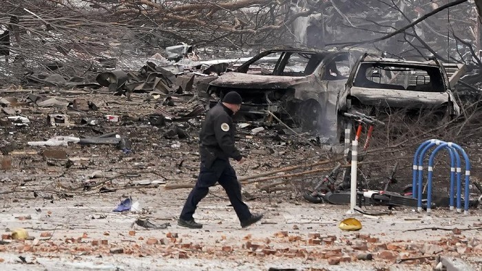 Potret Kerusakan Akibat Ledakan di Nashville Emergency personnel work near the scene of an explosion in downtown Nashville, Tenn., Friday, Dec. 25, 2020. Buildings shook in the immediate area and beyond after a loud boom was heard early Christmas morning.(AP Photo/Mark Humphrey)
