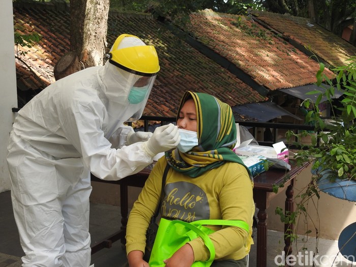 Sebanyak tiga orang wisatawan terkonfirmasi positif COVID-19 setelah dilakukan pemeriksaan masif Rapid Test Antigen di kawasan wisata Kebun Binatang Bandung (Bandung Zoological Garden) pada Minggu (27/12/2020).