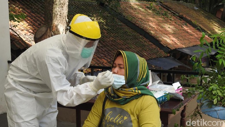 Rapid Test Antigen di Bunbin Bandung, 3 Wisatawan Positif COVID-19 Sebanyak tiga orang wisatawan terkonfirmasi positif COVID-19 setelah dilakukan pemeriksaan masif Rapid Test Antigen di kawasan wisata Kebun Binatang Bandung (Bandung Zoological Garden) pada Minggu (27/12/2020).