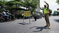 Minggu (27/12/2020) pagi Satpol PP, Polresta Solo, Dinas Kesehatan (DKK) dan Fakultas Kedokteran UNS melakukan rasia pengguna jalan yang melintas didepan Taman Satwa Taru Jurug (TSTJ) Solo.