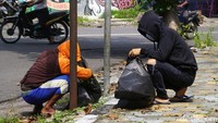 Para pelanggar Prokes disanksi membersihkan lokasi seputaran TSTJ