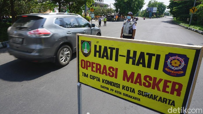 Pemkot Solo terus melakukan razia protokol kesehatan (Prokes) di beberapa wilayah. Salah satunya dilakukan di Taman Satwa Taru Jurug (TSTJ) Solo, Minggu (27/12).