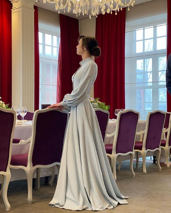 Kepada lebih dari 1,1 juta pengikutnya di Instagram, Sabina Altynbekova memperlihatkan penampilannya dalam balutan gaun pengantin broken white. Kali ini Sabina berpose menghadap samping sehingga wajahnya tak terlihat jelas. How sweet it is to be loved by you, tulis Sabina yang di hari pernikahannya menata rambutnya dengan sanggul cepol sederhana. Foto: Dok. Instagram @altynbekova_20