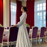 Kepada lebih dari 1,1 juta pengikutnya di Instagram, Sabina Altynbekova memperlihatkan penampilannya dalam balutan gaun pengantin broken white. Kali ini Sabina berpose menghadap samping sehingga wajahnya tak terlihat jelas. How sweet it is to be loved by you, tulis Sabina yang di hari pernikahannya menata rambutnya dengan sanggul cepol sederhana. Foto: Dok. Instagram @altynbekova_20