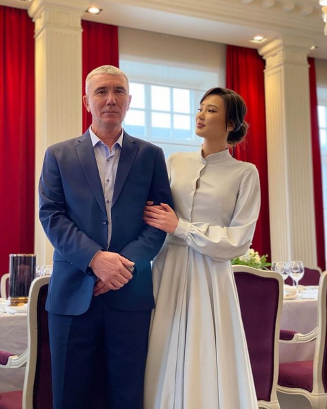 Sabina Altynbekova mengunggah foto lain di momen pernikahannya. Kali ini dalam fotonya, dia berpose bersama seorang pria yang sempat dikira netizen sebagai suaminya. Nyatanya itu adalah ayah tercintanya. Pria terpenting dalam hidupku, begitu Sabina menulis di keterangan fotonya di Instagram. Foto: Dok. Instagram @altynbekova_20