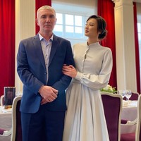 Sabina Altynbekova mengunggah foto lain di momen pernikahannya. Kali ini dalam fotonya, dia berpose bersama seorang pria yang sempat dikira netizen sebagai suaminya. Nyatanya itu adalah ayah tercintanya. Pria terpenting dalam hidupku, begitu Sabina menulis di keterangan fotonya di Instagram. Foto: Dok. Instagram @altynbekova_20