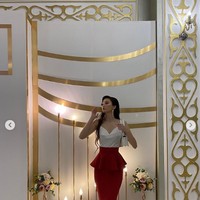 Pernikahan Sabina Altynbekova ini disambut beragam komentar netizen. Sebagian besar memberinya selamat dan mendoakannya langgeng, sebagian lagi khususnya para netizen pria dari Indonesia mengatakan hari pernikahan Sabina sebagai hari patah hati. broken heart day…., tulis seorang netizen pria dari Indonesia. Hari patah hati sedunia, tulis netizen pria Indonesia lainnya. Foto: Dok. Instagram @altynbekova_20