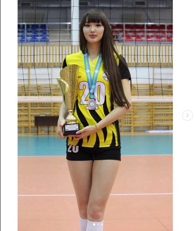 Wajah Sabina memang sangat cantik dan imut seperti boneka. Apalagi ditambah bentuk tubuh tinggi dan langsing yang membuat wanita kelahiran 1996 tersebut semakin disuka. Foto: Dok. Instagram @altynbekova_20