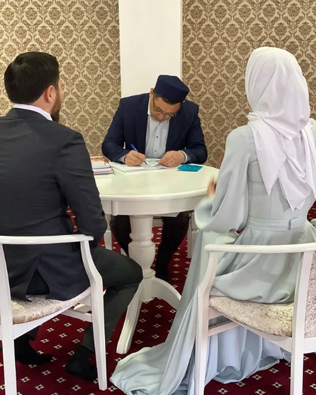 Sabina Altynbekova mengunggah foto pernikahannya ke media sosial. Namun dia tidak menampilkan wajah suaminya. Sabina memperlihatkan momen saat mereka melakukan akad nikah di depan penghulu dengan angle kamera membelakangi kedua mempelai. Aku mengakhiri tahun ini dengan menjadi istri pria terbaik, tulisnya dengan disertai hashtag #mashallah #alhamdullilah #nikah di akun Instagramnya @altynbekova_20. Foto: Dok. Instagram @altynbekova_20