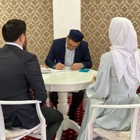 Sabina Altynbekova mengunggah foto pernikahannya ke media sosial. Namun dia tidak menampilkan wajah suaminya. Sabina memperlihatkan momen saat mereka melakukan akad nikah di depan penghulu dengan angle kamera membelakangi kedua mempelai. Aku mengakhiri tahun ini dengan menjadi istri pria terbaik, tulisnya dengan disertai hashtag #mashallah #alhamdullilah #nikah di akun Instagramnya @altynbekova_20. Foto: Dok. Instagram @altynbekova_20