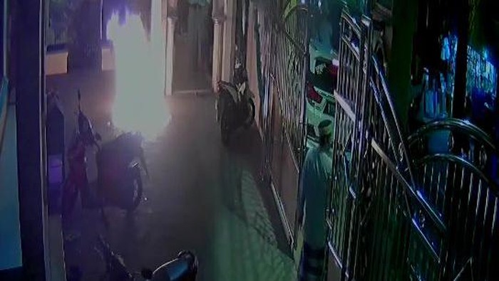 Screenshot CCTV Masjid yang Dilempar Molotov di Cengkareng (Dok Istimewa)