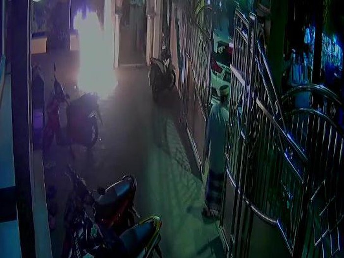 Screenshot CCTV Masjid yang Dilempar Molotov di Cengkareng (Dok Istimewa)