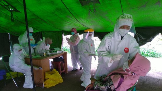 Warga yang tidak membawa hasil tes melakukan rapid test antigen di Masjid Agung Harakatul Jannah.