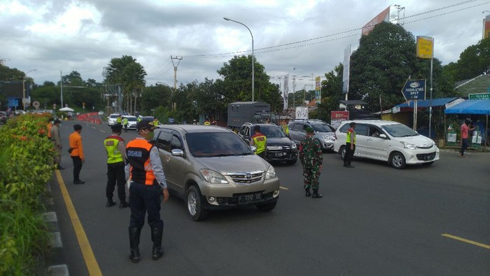 Satgas COVID-19 Kabupaten Bogor menggelar operasi tes COVID-19 di Simpanng Gadog.