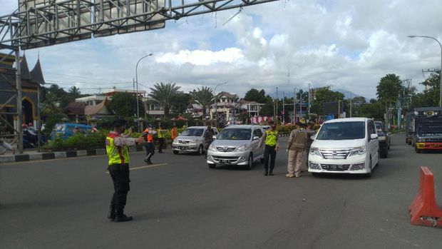 Satgas COVID-19 Kabupaten Bogor menggelar operasi tes COVID-19 di Simpang Gadog.
