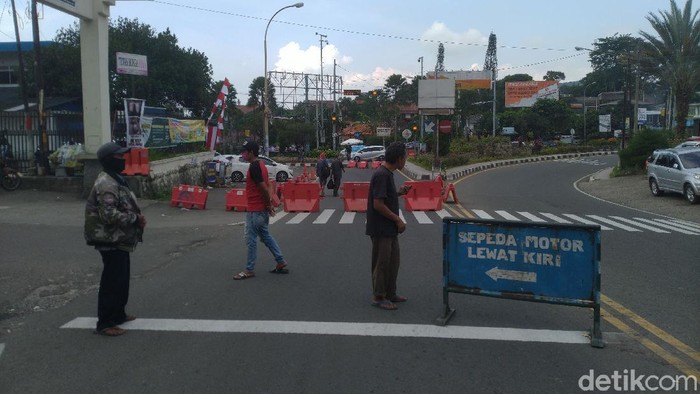 Sistem satu arah di kawasan Puncak Bogor.