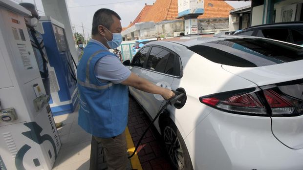Komisari PT PLN (Persero) Dudy Purwagandhi mengisi daya mobil listrik di Stasiun Pengisian Kendaraan Listrik Umum (SPKLU) di Jalan Dr Soetomo, Surabaya, Jawa Timur, Sabtu (26/12/2020). PT PLN (Persero) menguji coba kendaraan listrik berbasis baterai dengan rute perjalanan jarak jauh dari Jakarta menuju Bali dengan tujuan untuk melihat infrastruktur SPKLU yang sudah disiapkan oleh PLN agar para pengguna kendaraan listrik dalam menempuh perjalanan jarak jauh bisa aman dan nyaman. ANTARA FOTO/Didik Suhartono/aww.
