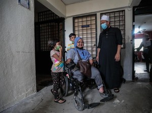 Tak Punya Tangan dan Kaki, Wanita Ini Tetap Semangat Jualan Kue di Jalan
