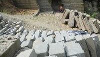Batu kumbung untuk pondasi bangunan itu dijual Rp 4.000 hingga Rp 6.000 per unit.
