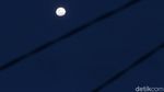 Menikmati Indahnya Terang Bulan Usai Hujan