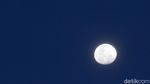 Menikmati Indahnya Terang Bulan Usai Hujan