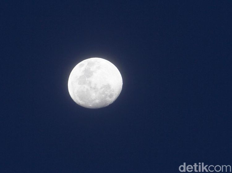 Menikmati Indahnya Terang Bulan Usai Hujan