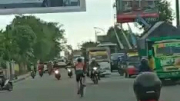 ulah pesepeda terobos lampu merah di karanganyar