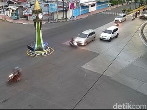 Terobos Lampu Merah, Pemotor Ini Tertabrak Hingga Terpental