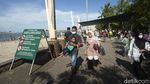 Warga Habiskan Libur Nataru di Pantai Ancol