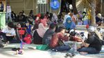 Warga Habiskan Libur Nataru di Pantai Ancol