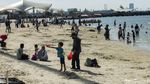 Warga Habiskan Libur Nataru di Pantai Ancol