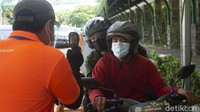 Warga yang datang harus menerapkan protokol kesehatan dan diukur suhunya.