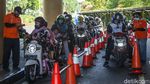 Warga Habiskan Libur Nataru di Pantai Ancol