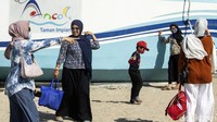 Pengunjung berfoto-foto di kawasan Pantai Ancol.