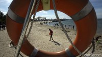 Sejumlah warga mendatangi Ancol, Jakarta Utara, Minggu (27/12/2020). 