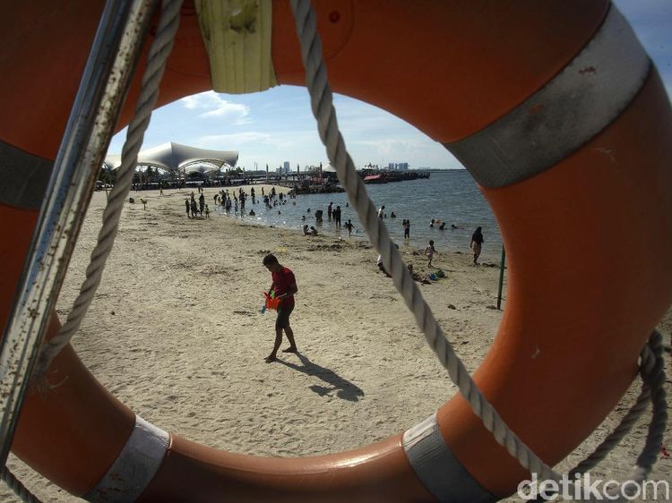 Warga Habiskan Libur Nataru di Pantai Ancol