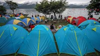 Pengunjung berkemah di kawasan wisata Laut Tawar, Aceh Tengah, Aceh, Minggu ( 27/12/2020).
