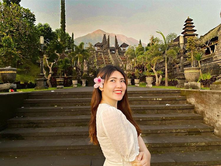 10 Foto Via Vallen, Manyun karena Adik Dilamar Duluan