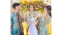 Duhhh kesayangankuu yg abis LDR 10 bulan, sekalinya ketemu langsung di lamarr reeekkk Ngiming ngimingii tokkk kalian inii Wes pokokee bahagia terusss yoooo, lancar sampe hari H #viavallen, tulis Via Vallen dalam Instagram miliknya. (Foto: dok. Instagram @viavallen) 