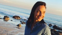 Potret cantik Gal Gadot di luar lokasi syuting. (Foto: dok. Instagram @gal_gadot)  