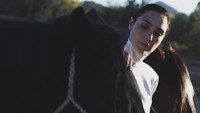 Gal Gadot juga memberi apresiasi pada kuda yang ditungganginya selama proses syuting Wonder Woman 1984. (Foto: dok. Instagram @gal_gadot)  