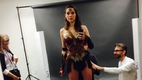 Tak ketinggalan juga Gal Gadot membagikan proses pemotretan dengan kostum Wonder Woman. (Foto: dok. Instagram @gal_gadot)  