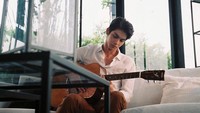 Bright menyanyikan 2 lagu tema buat 2gether: The Series, dan 1 lagu tema buat Still 2gether, cerita lanjutan dari serial tersebut. (Foto: dok. Instagram @bbrightvc) 